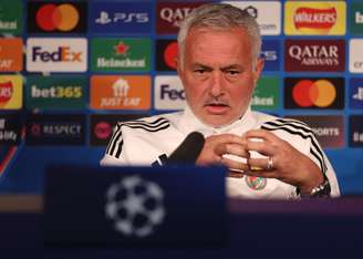Mourinho durante coletiva antes de partida do Benfica 
