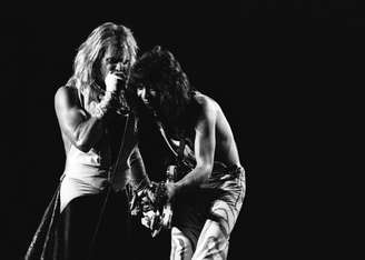 O vocalista David Lee Roth e o guitarrista Eddie Van Halen, durante show realizado no Ginásio do Ibirapuera, em 1983