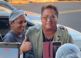 Leonardo atende fã em Uberaba, Minas Gerais