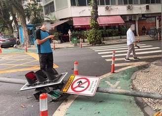 Poste de sinalização caído em Copacabana