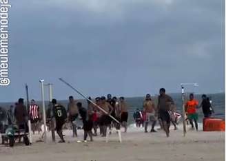 Confusão entre torcedores na praia do Leme, no Rio 