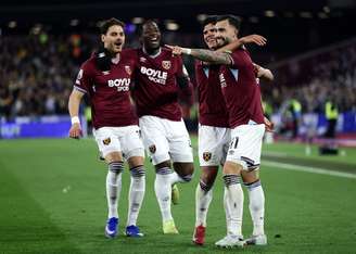 Jogadores do West Ham comemoram gol contra o Wolverhampton, pela Premier League 