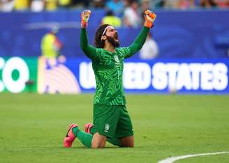 Alisson em partida contra a Escócia pela terceira roda da Copa.