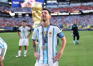 Messi e o resto da equipe argentina ficaram virados para a torcida enquanto a Espanha recebia o troféu da Copa