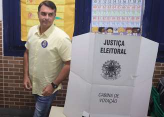 O candidato Flávio Bolsonaro vota na zona norte do Rio de Janeiro.