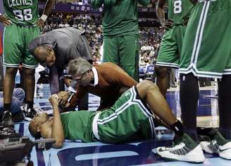 <p>Leandrinho sofreu uma lesão no joelho esquerdo durante derrota do Boston Celtics para o Charlotte Bobcats por 94 a 91</p>