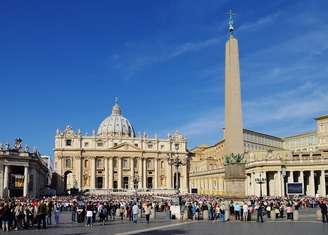 Por ser a cidade que abriga o Estado do Vaticano, que é sede da Igreja Católica Apostólica Romana e morada do Papa, e por ter sido o local do martírio de São Pedro, Roma é um dos mais óbvios destinos religiosos europeus. Por meio de um acordo com a Itália, representando a União Europeia, a unidade monetária do Vaticano também é o euro.