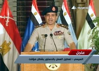 <p>O general Abdel Fatah al-Sisi faz anúncio à nação egípcia em rede nacional de televisão: deposição de Mursi e período interino de transição com convocação de novas eleições</p>