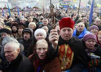 Manifestantes pró-União Europeia protestam na Praça da Independência, no centro de Kiev