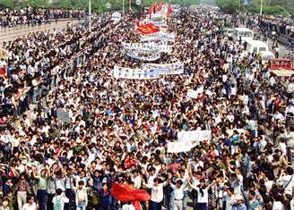 <p>Entre abril e junho de 1989, milhares de pessoas saíram às ruas em um protesto a favor de mudanças no país</p>