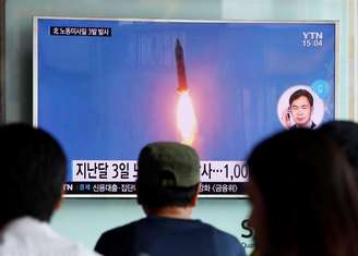 Sul-coreanos assistem à informativo sobre o lançamento de mísseis por parte da Coreia do Norte