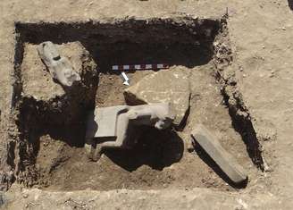 Arqueólogos encontram 66 estátuas faraônicas de deusa de guerra.