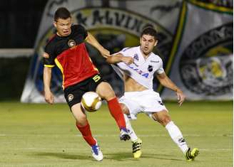 Jogadores do ABC (de uniforme branco) e do Globo-RN, durante a segunda partida válida pela final do Campeonato Potiguar 2017
