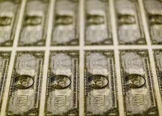 Notas de dólar sobre mesa em Washington
