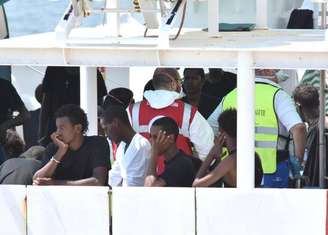 Navio Diciotti segue ancorado em Catânia com mais de 100 migrantes a bordo