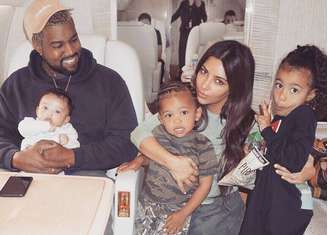 Família Kardashian West faz viagem para África.