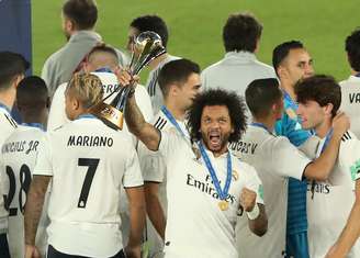 Marcelo ergue o troféu do Mundial de Clubes pelo Real Madrid