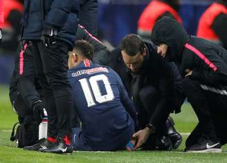 Neymar recebe atendimento médico em campo pelo PSG