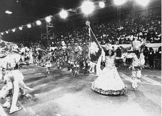 Camisa Verde e Branco desfila em 1984, quando as escolas de samba de São Paulo se exibiam na Tiradentes