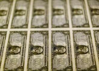 Impressão de cédulas de dólares, em Washington. 14/11/2014, REUTERS/Gary Cameron/Files 