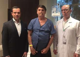 O presidente Bolsonaro ladeado pelos médicos Luiz Henrique Borsato (esq.) e Antonio Luiz Macedo