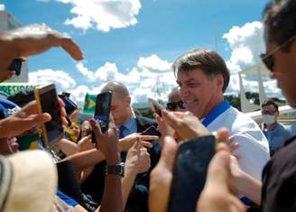 Presidente Jair Bolsonaro cumprimenta apoiadores em frente ao Palácio do Planalto durante manifestação, já em meio à epidemia do coronavírus 
15/03/2020
REUTERS/Adriano Machado