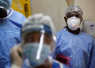 Funcionários de saúde fazem simulação de tratamento de coronavírus em Nairóbi, no Quênia
09/04/2020 REUTERS/Baz Ratner 