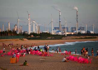 Instalações de geração de energia à beira de uma praia em Dongfang, na província de Hainan, China 
18/06/2014
REUTERS/John Ruwitch