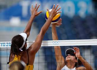 Ana Patrícia tenta bloqueio durante partida contra Claes e Sponcil
 31/7/2021   REUTERS/John Sibley