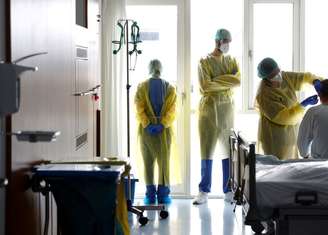 Profissionais de saúde com trajes de proteção em hospital em Darmstadt, na Alemanha, durante pandemia de Covid-19
11/05/2021 REUTERS/Kai Pfaffenbach