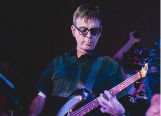 Andy Rourke, baixista do The Smiths, morre aos 59 anos