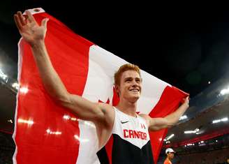 Shawnacy Barber, do Canadá, comemora após ganhar medalha de ouro no salto com vara na final do 15º IAAF Campeonato Mundial de Atletismo, em Pequim, na China, 24 de agosto de 2015