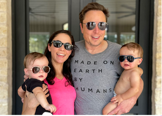 Shivon Zilis compartilhou esta foto em que aparece segurando seus gêmeos com Musk