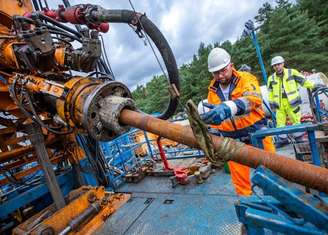 Trabalhadores no local de perfuração para uma usina de energia geotérmica em Neustadt-Glewe, Alemanha. Jens Büttner/picture alliance via Getty Images