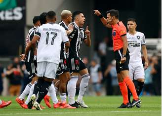 Facundo Tello expulsou Gregore por entrada em Fausto Vera