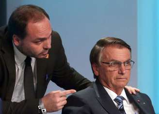 Carlos Bolsonaro chorou ao lembrar o início da carreira, a disputa contra a mãe e a tatuagem que fez com o rosto do pai