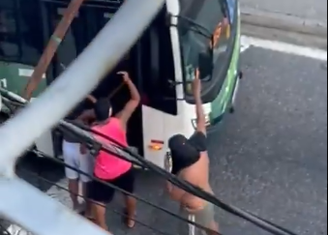Imagens feitas por moradores mostram suspeitos interceptando um ônibus em Madureira