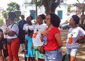 Familiares, amigos e ativistas em frente à Câmara Municipal de Cachoeira (BA) para exigir respostas sobre o desaparecimento de Tainara dos Santos.