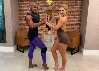 Carlinhos Salgueiro dá aulas de samba para Virginia