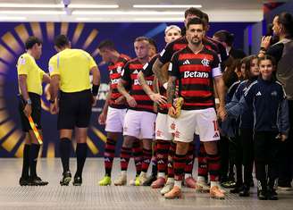 Jogadores do Flamengo se preparam para entrar em campo contra o Pyramids
