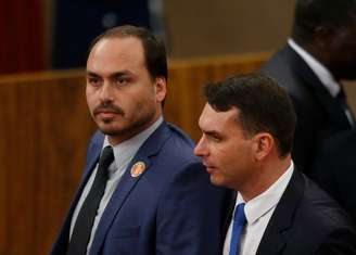 A decisão de Flávio Bolsonaro de disputar a Presidência não alterou a escolha de Carlos Bolsonaro de renunciar ao mandato de vereador para concorrer ao Senado por Santa Catarina.