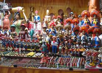 19 de março é Dia do Artesanato. O Brasil tem uma grande diversidade e riqueza cultural em sua arte popular devido à miscigenação de diferentes povos, como indígenas, africanos e europeus, que influenciaram as técnicas e os estilos presentes em todo o país. Essa combinação de heranças culturais deu origem a peças que carregam significados históricos, simbólicos e estéticos, transmitidos de geração em geração.