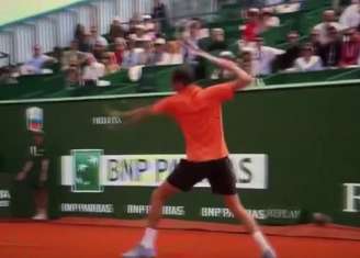 Medvedev quebra raquete, perde e é eliminado em Monte Carlo