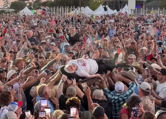 Pessoa mais velha a fazer crowd surfing entra para o Guinness Book