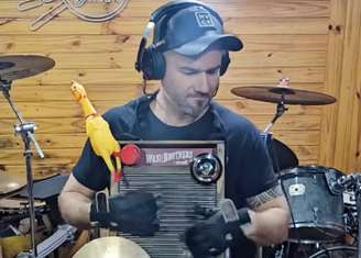 Baterista brasileiro ganha concurso do Metallica usando tábua de lavar e galinha de borracha; veja