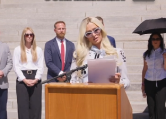 Paris Hilton celebrou a notícia do fechamento do internato que frequentou na adolescência e publicou sobre o caso nas redes sociais