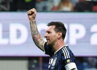 Messi em partida contra a Inglaterra