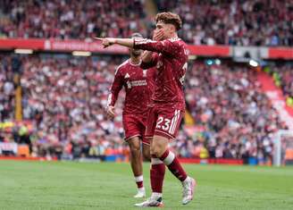  Victor Muñoz, do Liverpool, comemora gol pela Premier League. 