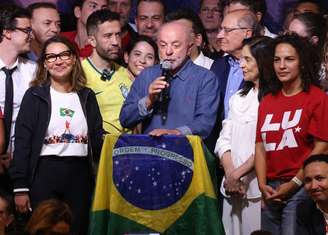 Lula discursa para multidão após ser reeleito na noite deste domingo, 25