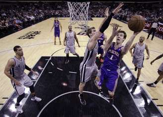 Thiago Splitter marcou 13 pontos e pegou oito rebotes na vitória dos Spurs contra o Phoenix Suns